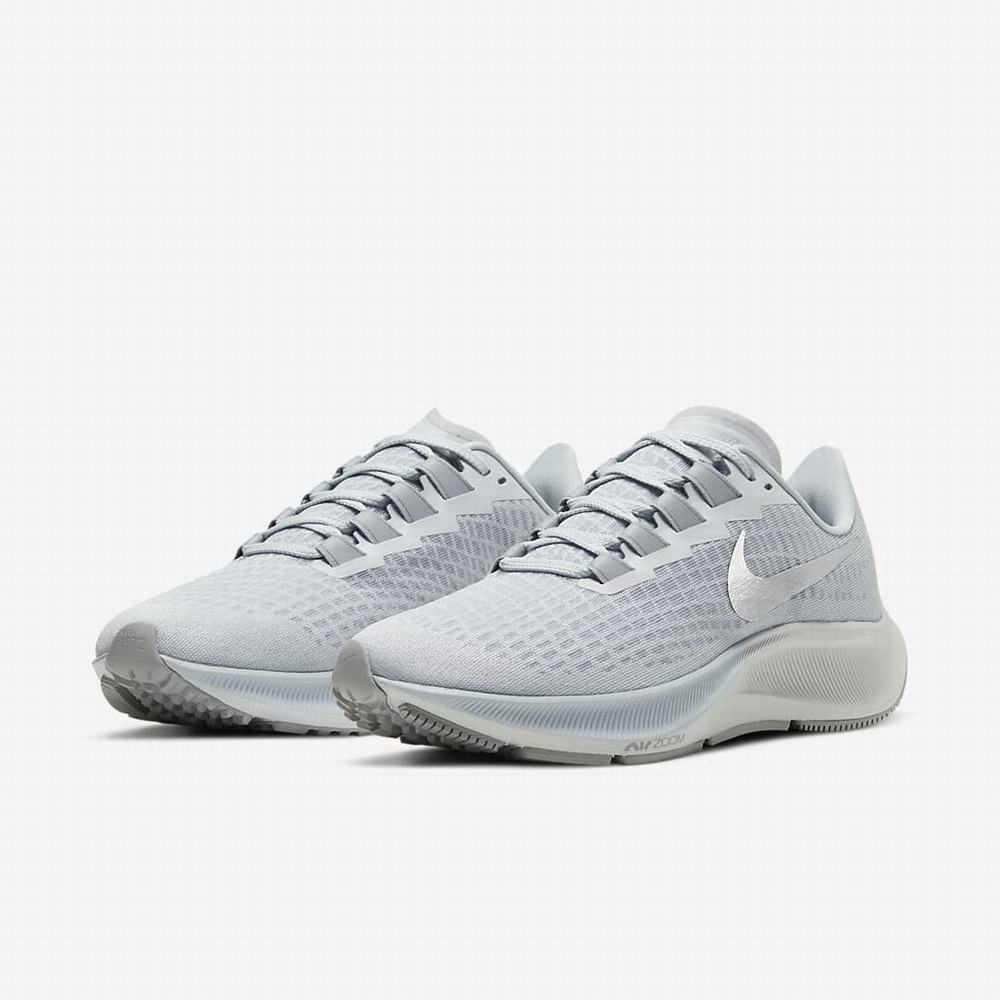Nike Air Zoom Pegasus 37 Női Futócipő Platina Szürke Fehér Metal Titán | NI2836-G50