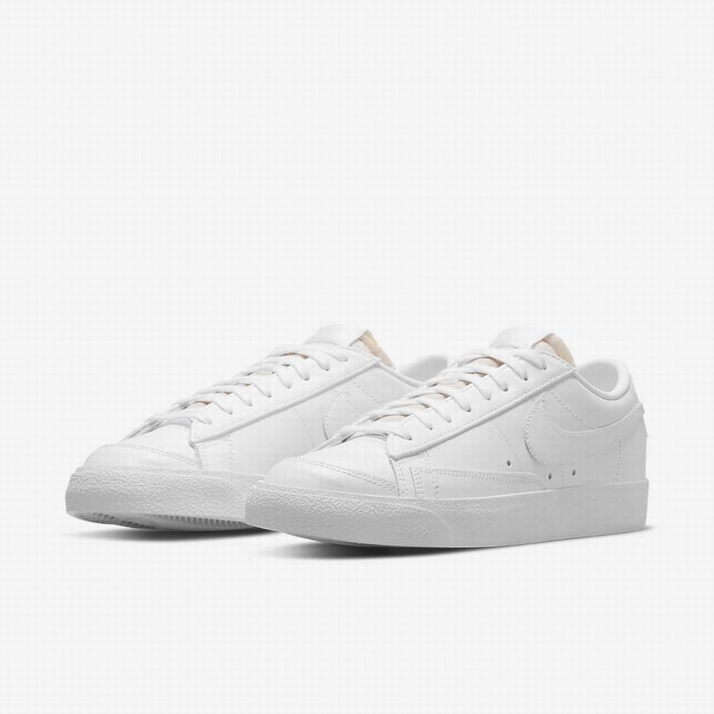 Nike Blazer Low '77 Női Utcai Cipő Fehér | NI7109-T35
