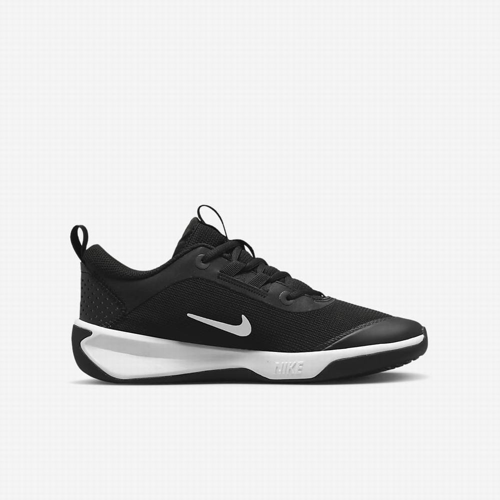 Nike Omni Multi-Court Gyerek Futócipő Fekete Fehér | NI2936-M03