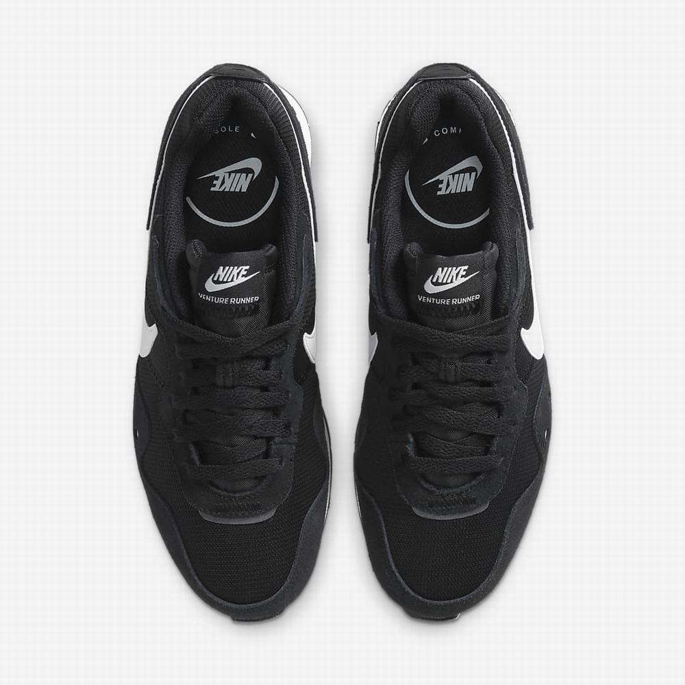 Nike Venture Runner Női Utcai Cipő Fekete Fehér | NI9735-U92